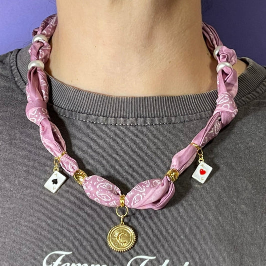 Collar artesanal con dije dorado y pañuelo trenzado, diseño bohemio hecho a mano por Hilma.