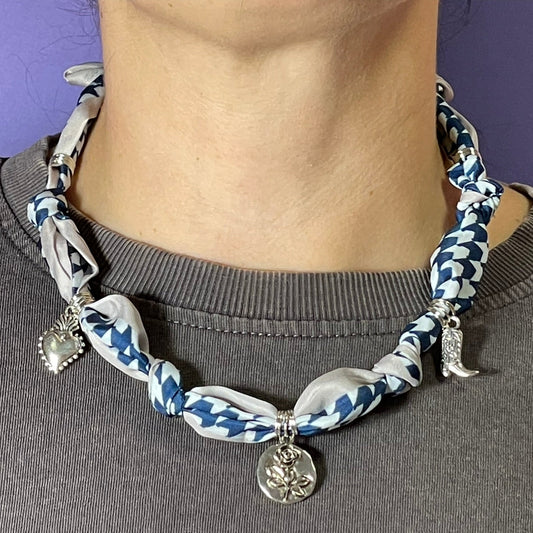 Collar artesanal con dije dorado y pañuelo trenzado, diseño bohemio hecho a mano por Hilma.