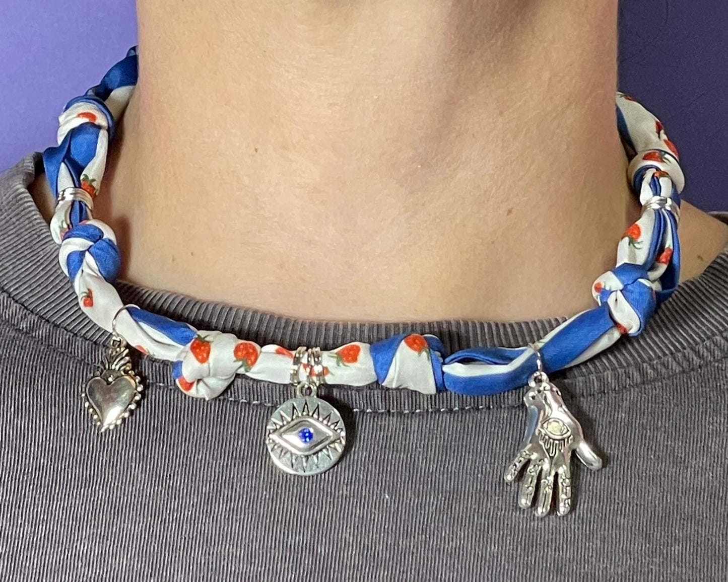 Collar artesanal con dije dorado y pañuelo trenzado, diseño bohemio hecho a mano por Hilma.