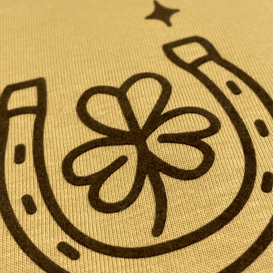 Camiseta unisex "Lucky Love" -Hilma Studio-