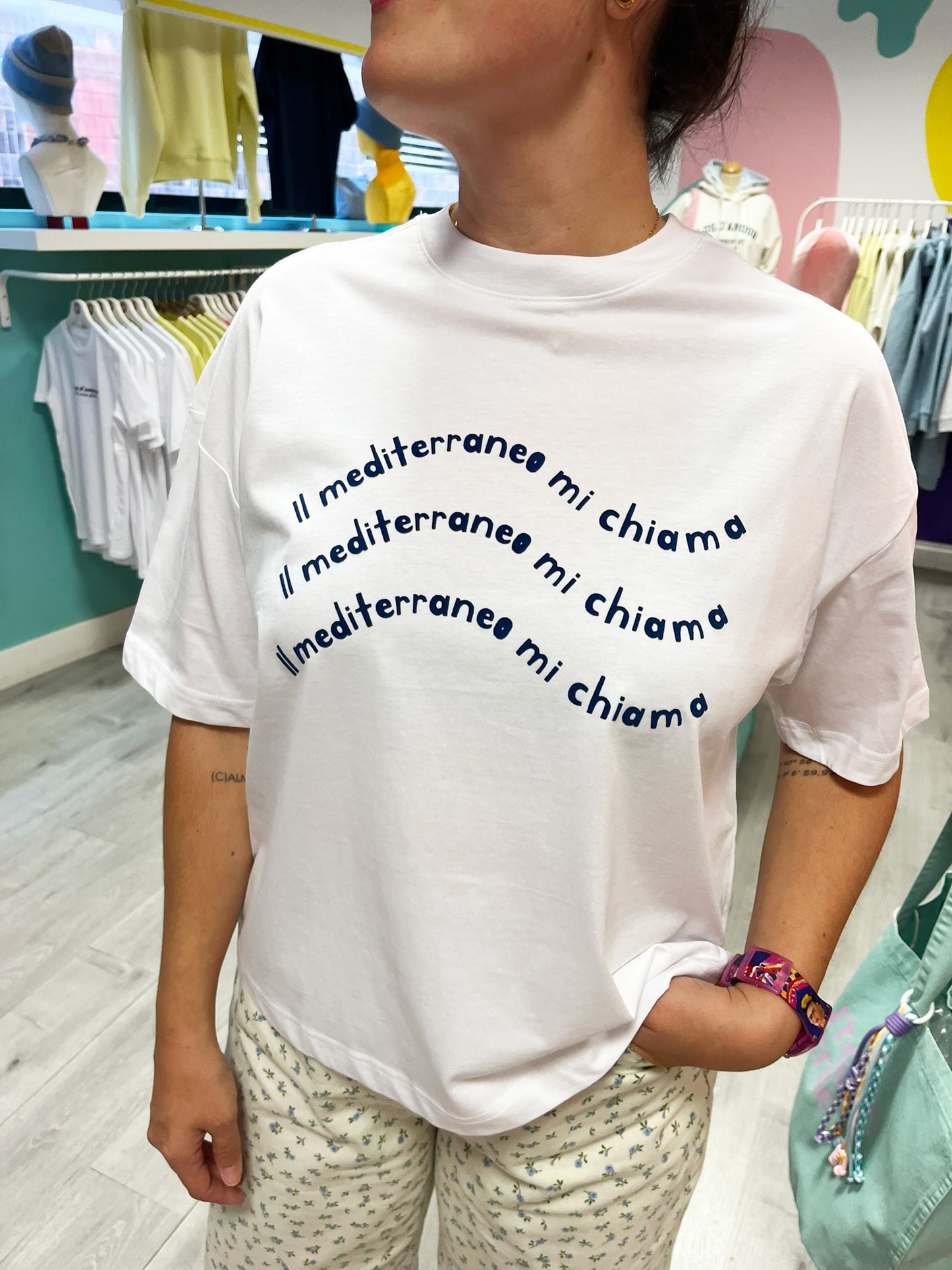 Camiseta unisex de algodón corte boxy color amarillo con mensaje positivo – Hilma studio