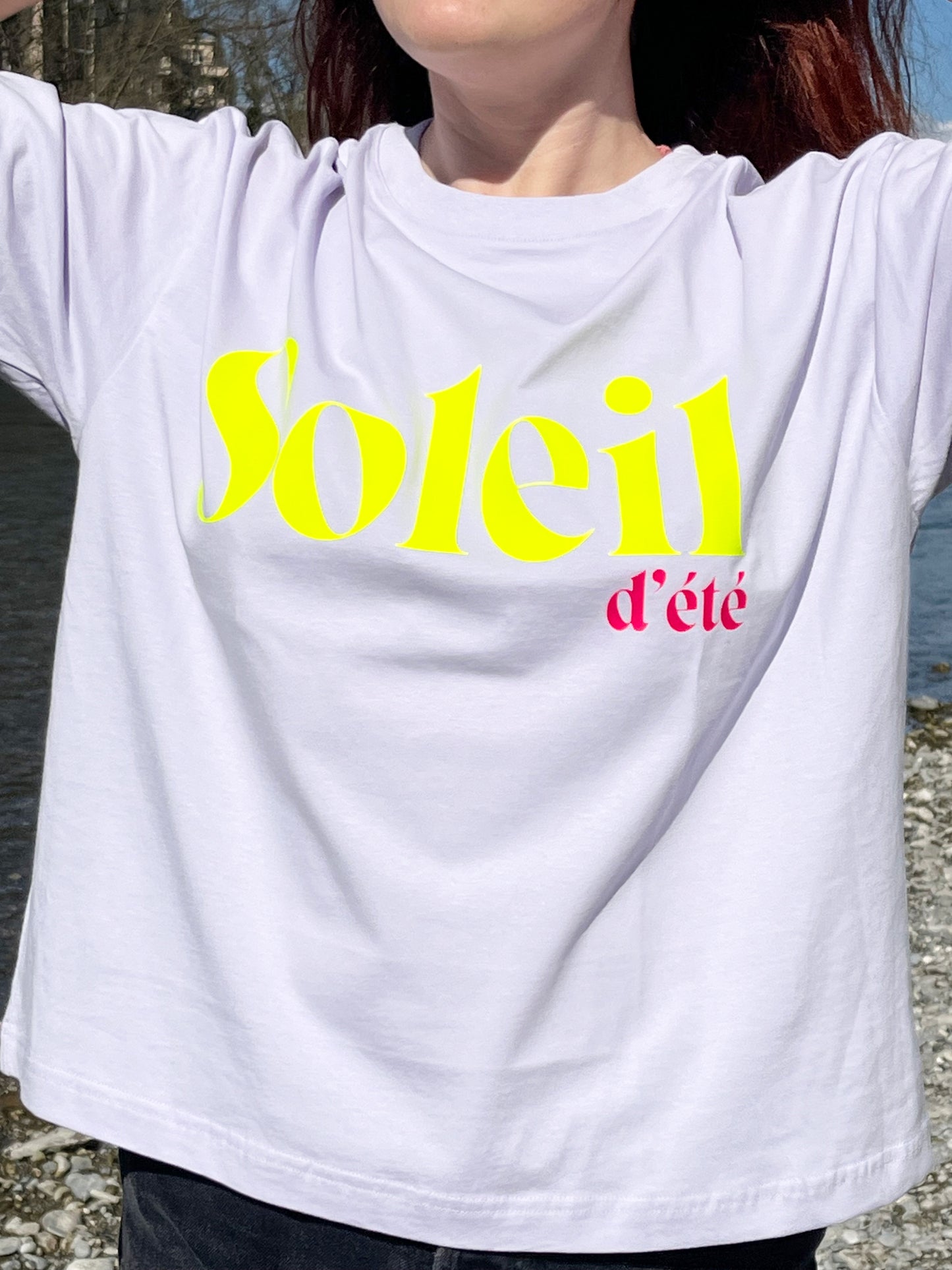 Camiseta unisex de algodón corte boxy color lila con mensaje positivo – Hilma studio