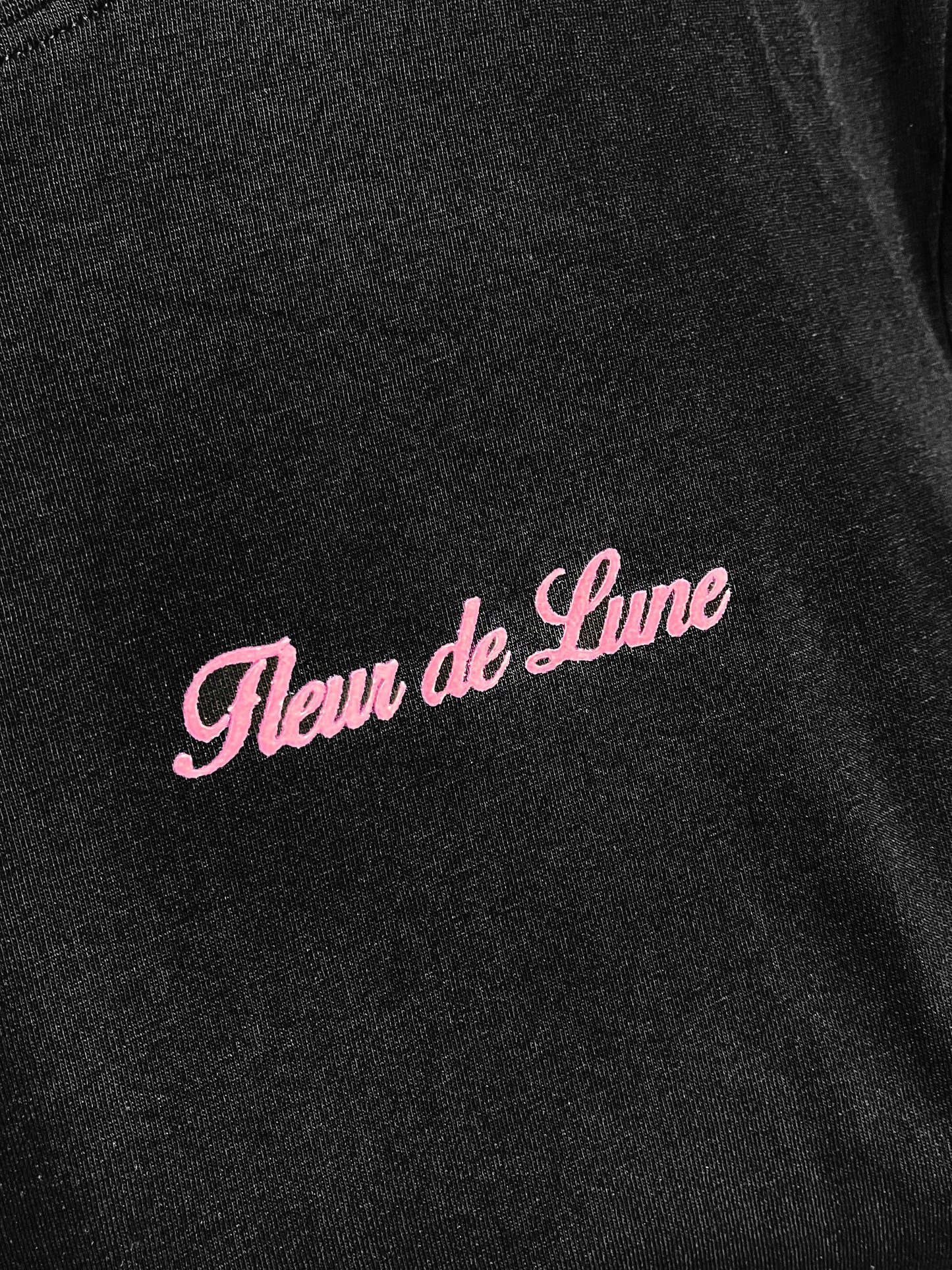 Camiseta unisex de algodón encaje color negra con mensaje positivo – Hilma studio