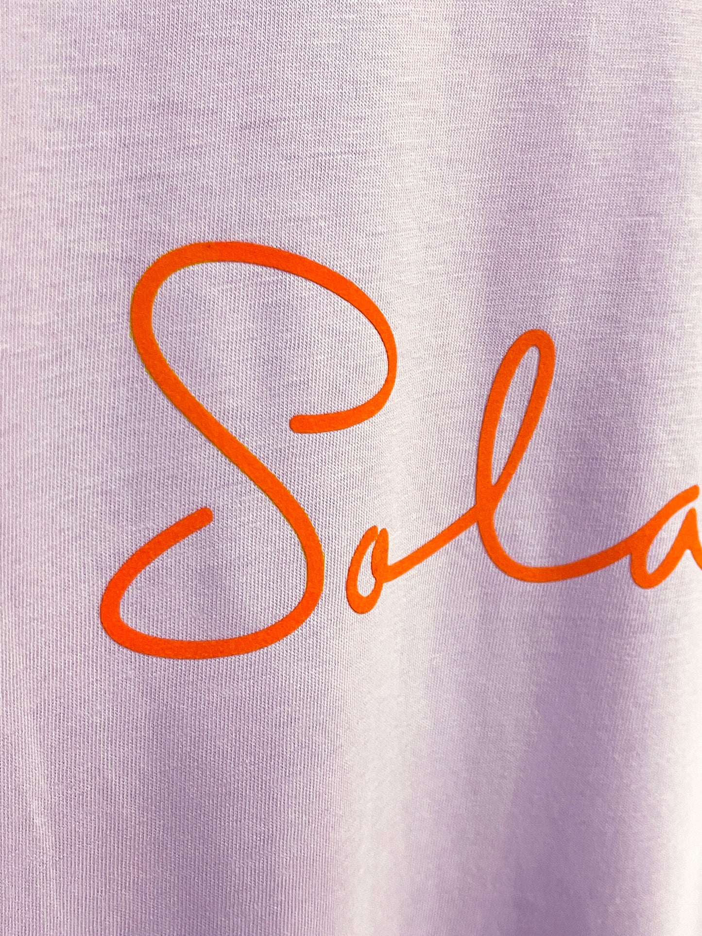 Camiseta unisex de algodón corte unisex color lila con mensaje positivo – Hilma studio