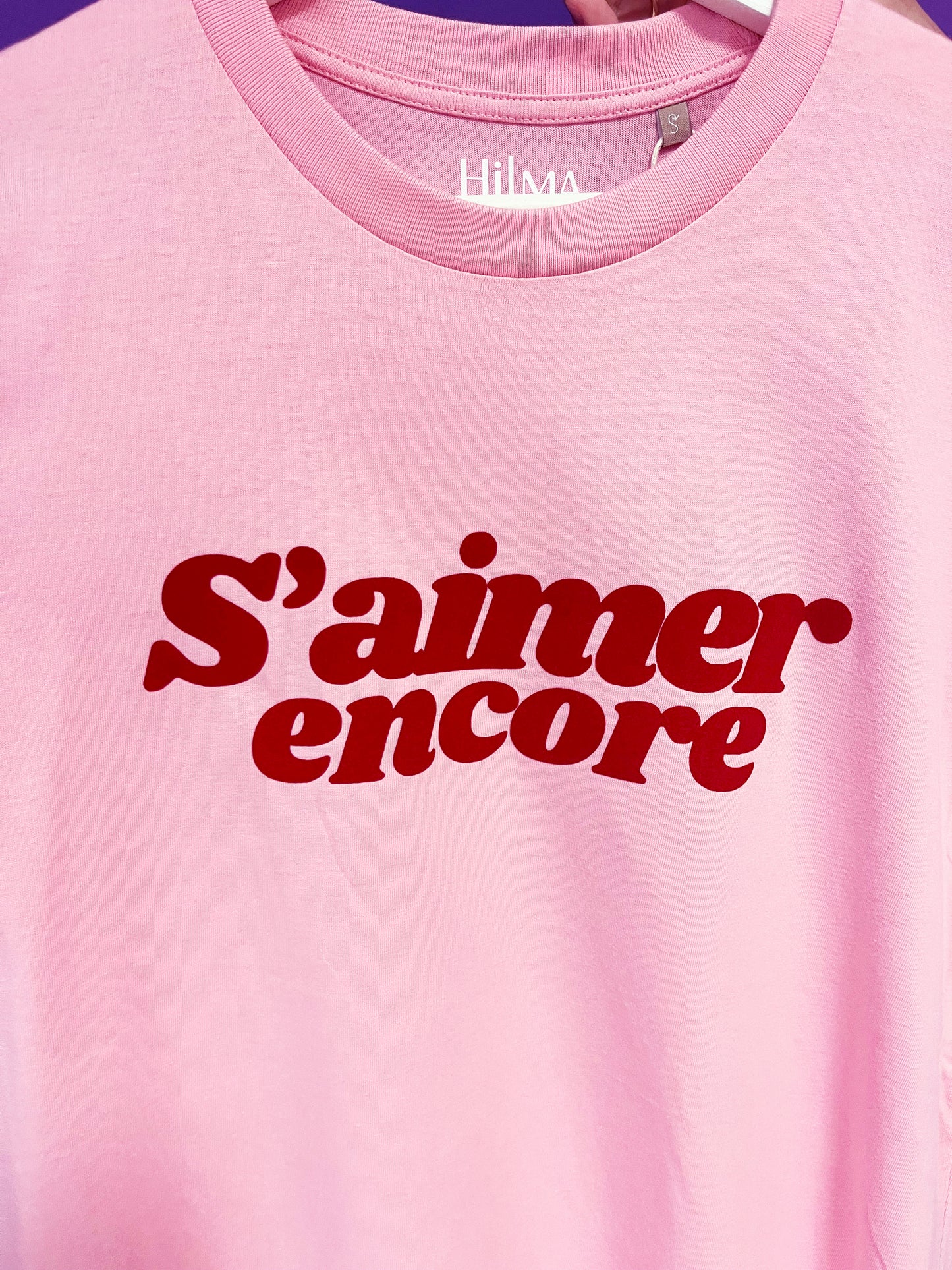 Camiseta unisex de algodón corte unisex color pink con mensaje positivo – Hilma studio