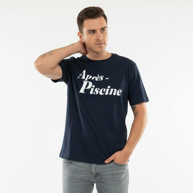 Camiseta boxy hombre azul de algodón orgánico con mensaje Après piscine en blanco Hilma Studio