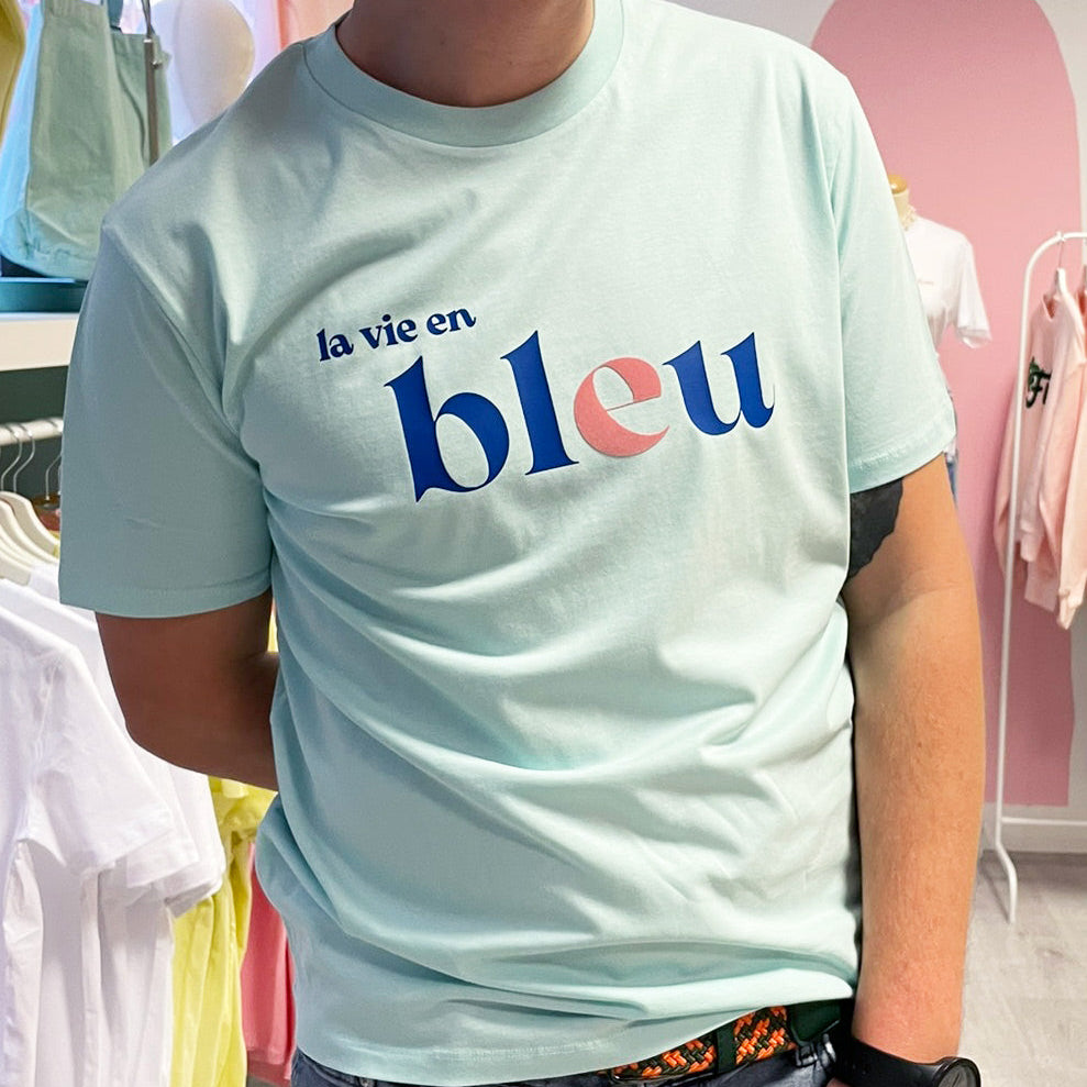 Camiseta unisex azul claro de algodón orgánico con mensaje La vie en bleu en azul y terciopelo rosa Hilma Studio