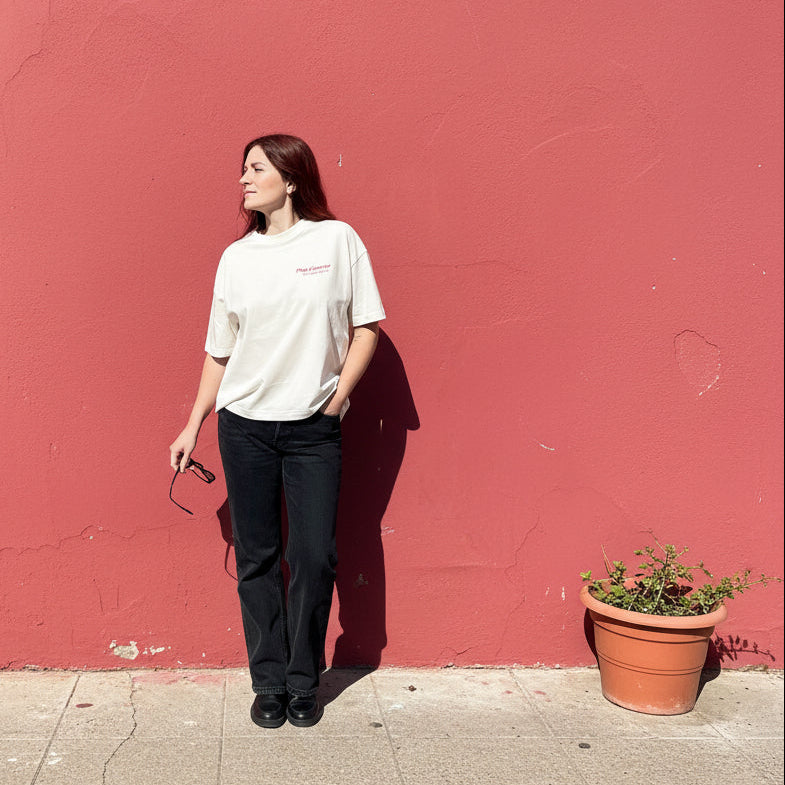 Camiseta boxy blanco crudo de algodón orgánico con mensaje Plus d'amour s'il vous plait en rojo Hilma Studio