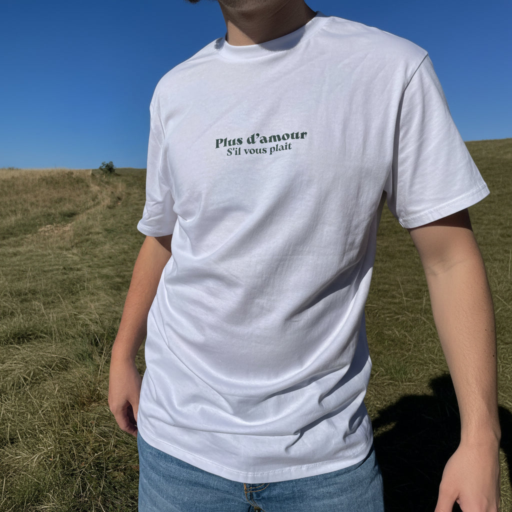 Camiseta unisex blanca de algodón orgánico con mensaje Plus d'amour s'il vous plait en verde Hilma Studio