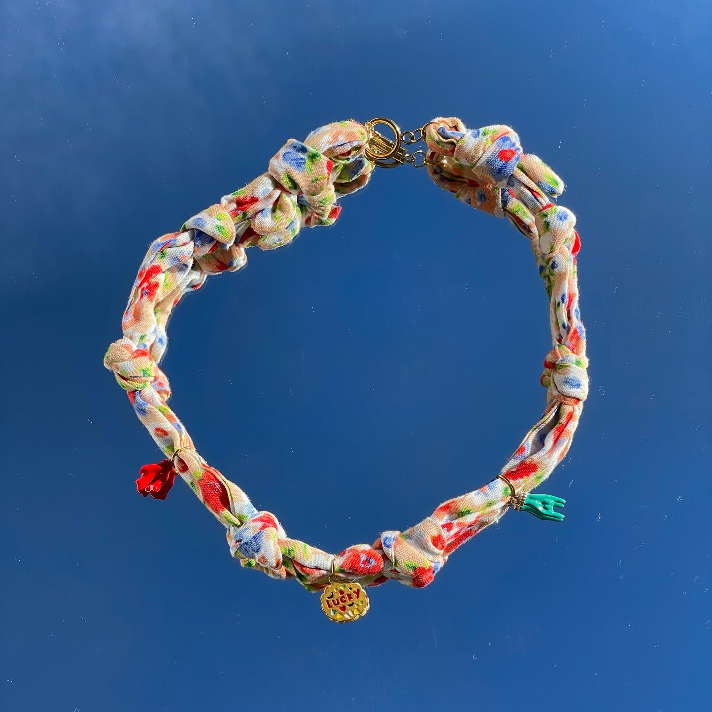 Collar bandana con charms decorativos estilo creativo y colorido Studio Hilma