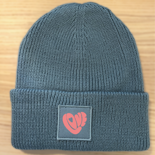 gorro de punto unisex de algodón orgánico con parche love en color azul – hilma-studio