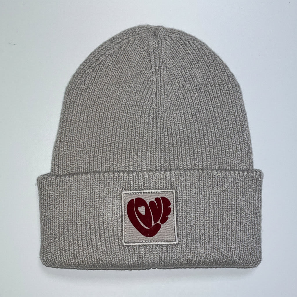 gorro de punto unisex de algodón orgánico con parche love en color beige– hilma-studio