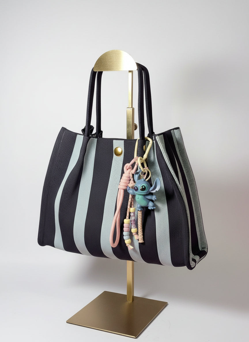 Llavero artesanal colorido con colgantes decorativos y cordones.