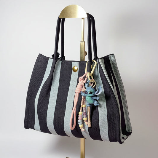 Llavero artesanal colorido con colgantes decorativos y cordones.