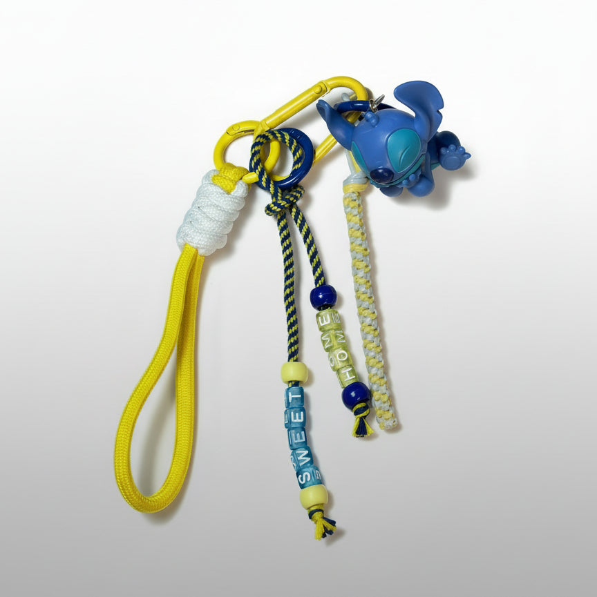 Llavero artesanal colorido con colgantes decorativos hecho a mano Studio Hilma