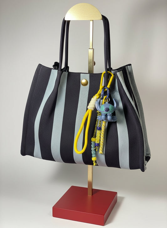 Llavero artesanal colorido con colgantes decorativos y cordones.