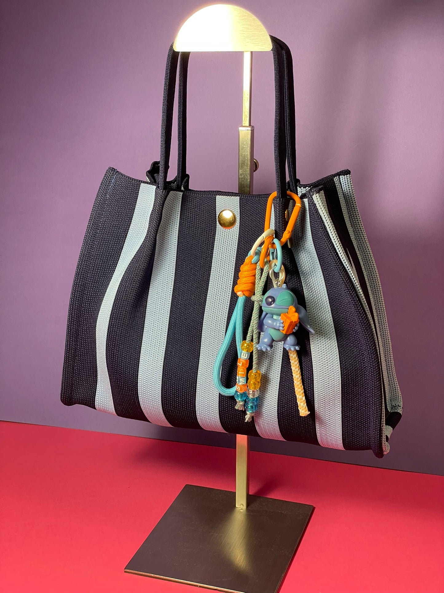 Llavero artesanal colorido con colgantes decorativos y cordones.