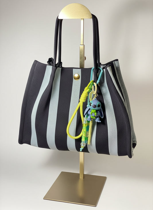 Llavero artesanal colorido con colgantes decorativos y cordones.