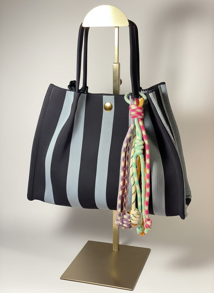 Llavero artesanal colorido con colgantes decorativos y cordones.