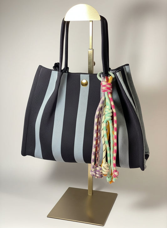 Llavero artesanal colorido con colgantes decorativos y cordones.