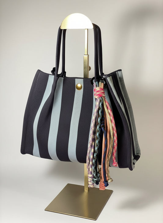 Llavero artesanal colorido con colgantes decorativos y cordones.