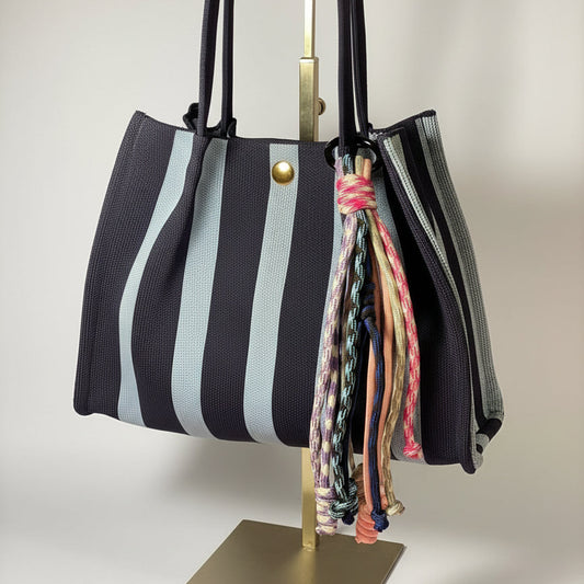 Llavero artesanal colorido con colgantes decorativos y cordones.