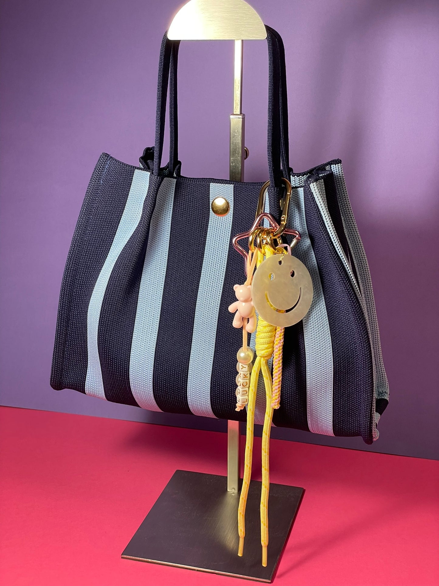 Llavero artesanal colorido con colgantes decorativos y cordones.