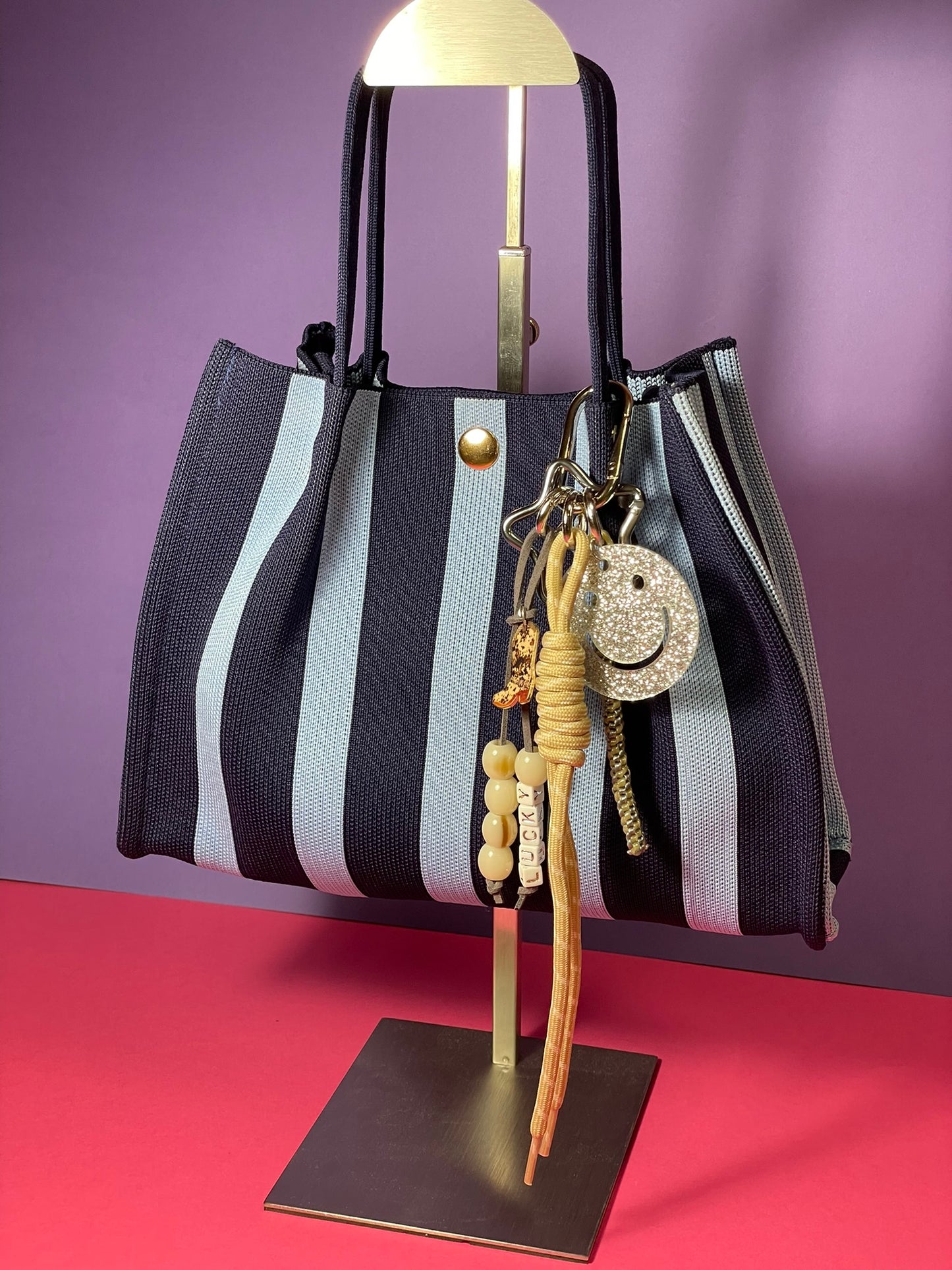 Llavero artesanal colorido con colgantes decorativos y cordones.