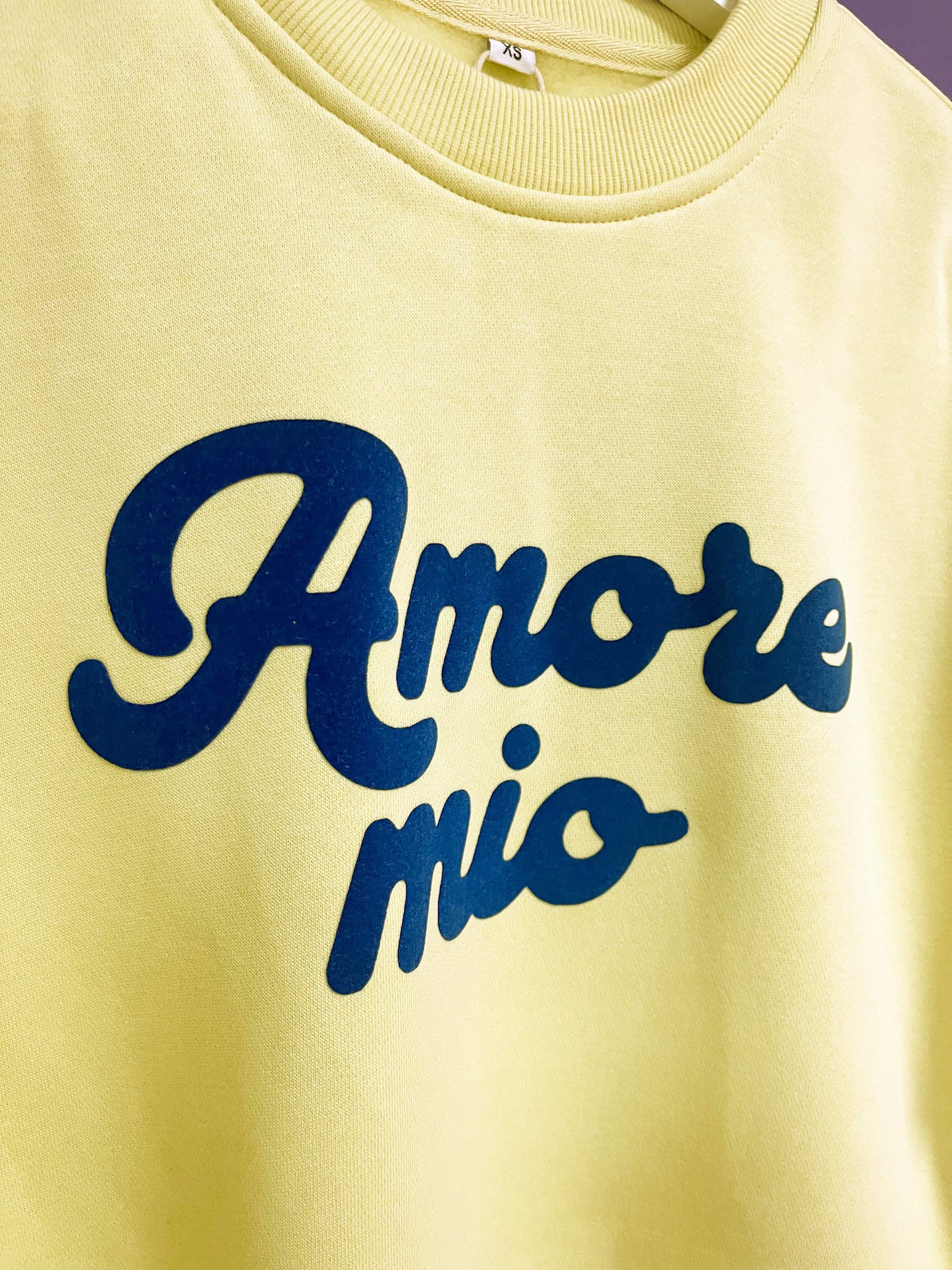 Sudadera corta boxy de algodón orgánico con diseño moderno y mensaje positivo – Hilma Studio