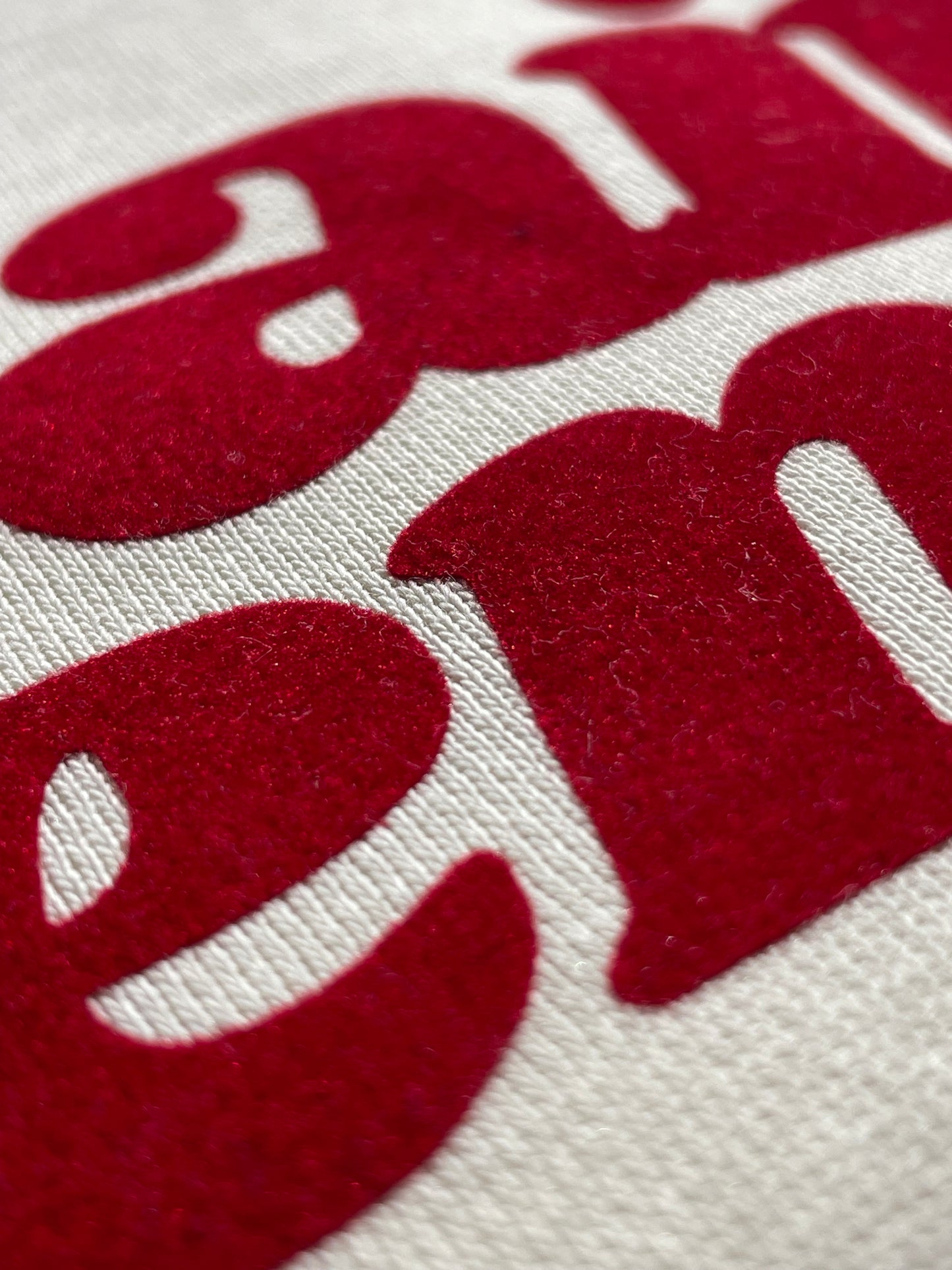 Sudadera corta boxy de algodón orgánico con diseño moderno y mensaje positivo – Hilma Studio