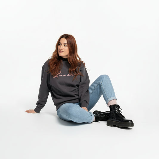 Sudadera unisex de algodón orgánico con diseño moderno y mensaje positivo – Hilma Studio