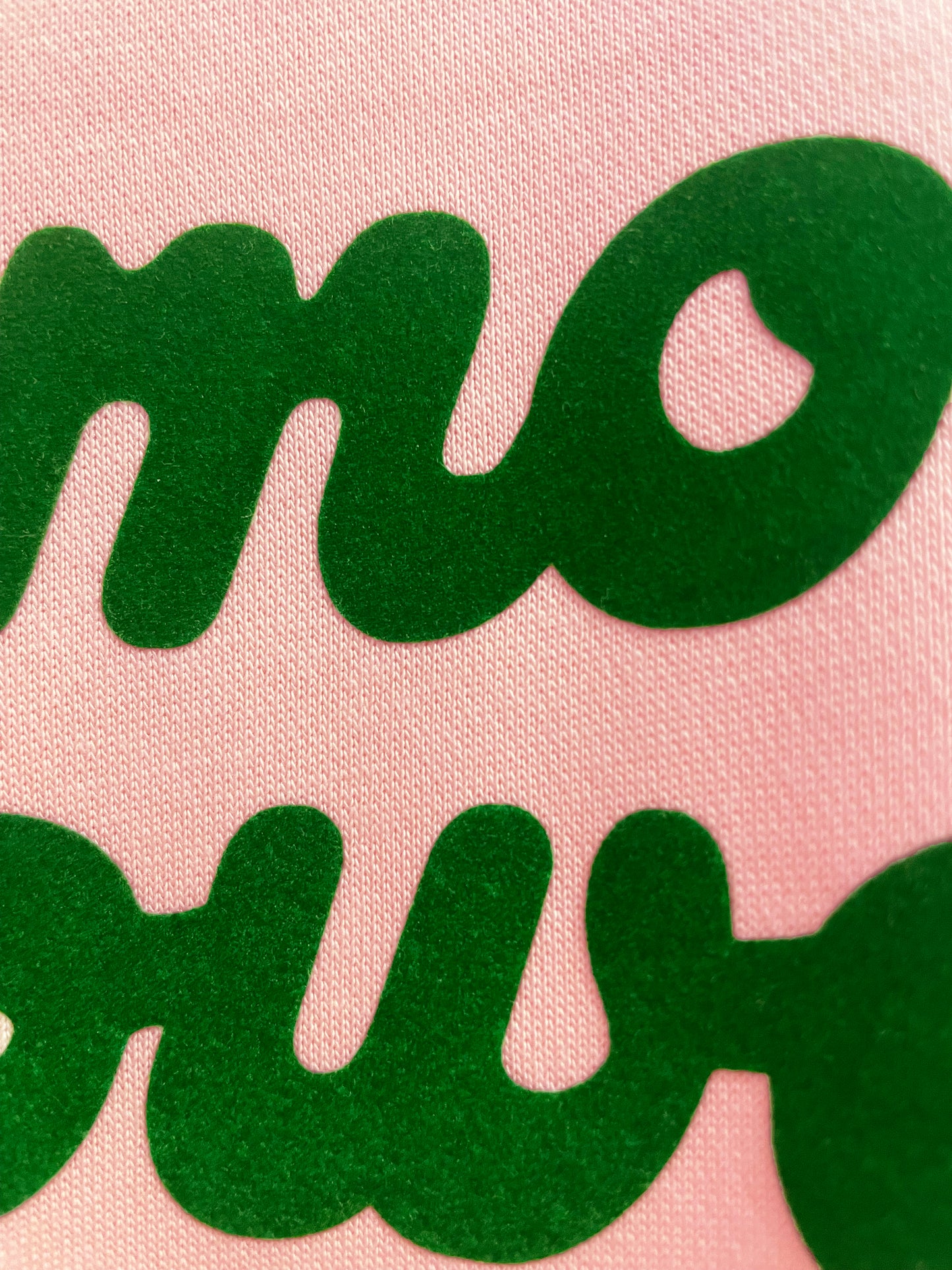 Sudadera rosa corta boxy de algodón orgánico con mensaje More Flowers –Hilma Studio