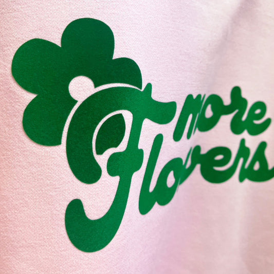 Sudadera rosa corta boxy de algodón orgánico con mensaje More Flowers –Hilma Studio