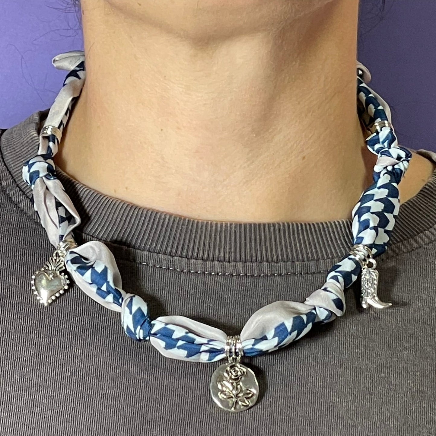 Collar artesanal con dije dorado y pañuelo trenzado, diseño bohemio hecho a mano por Hilma.