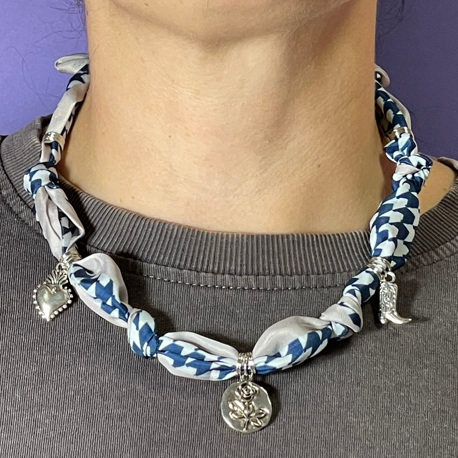 Collar artesanal con dije dorado y pañuelo trenzado, diseño bohemio hecho a mano por Hilma.