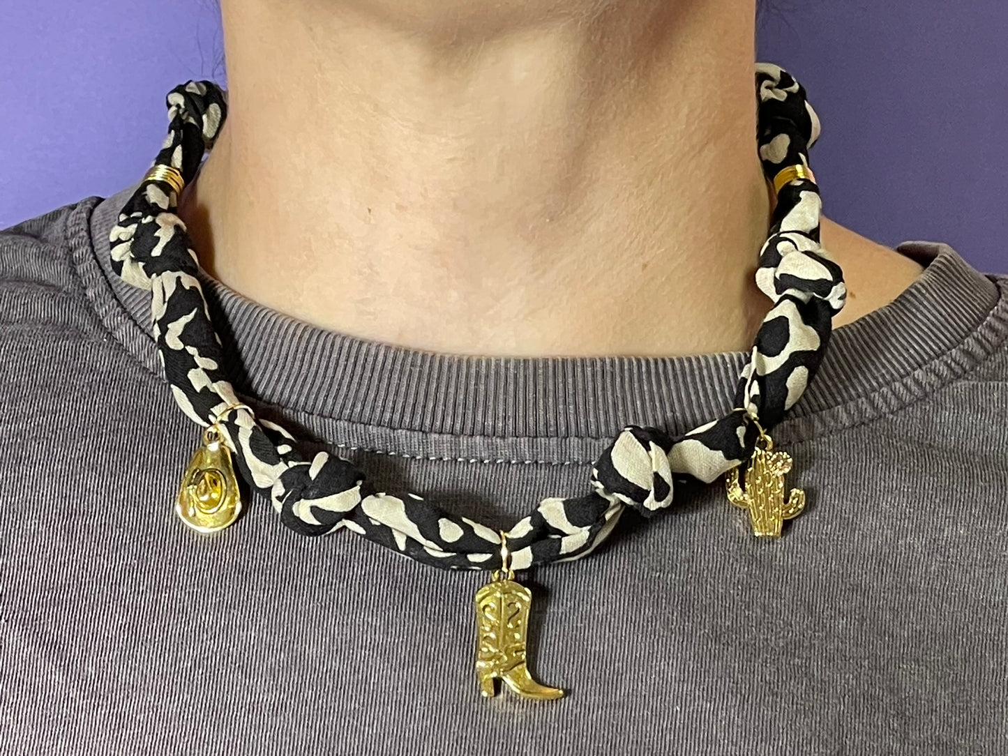 Collar artesanal con dije dorado y pañuelo trenzado, diseño bohemio hecho a mano por Hilma.