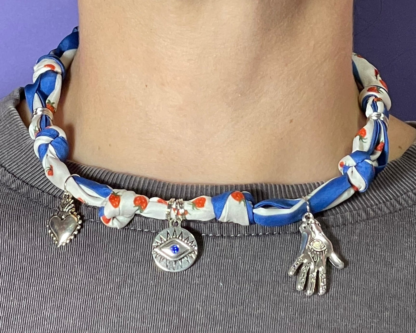 Collar artesanal con dije dorado y pañuelo trenzado, diseño bohemio hecho a mano por Hilma.