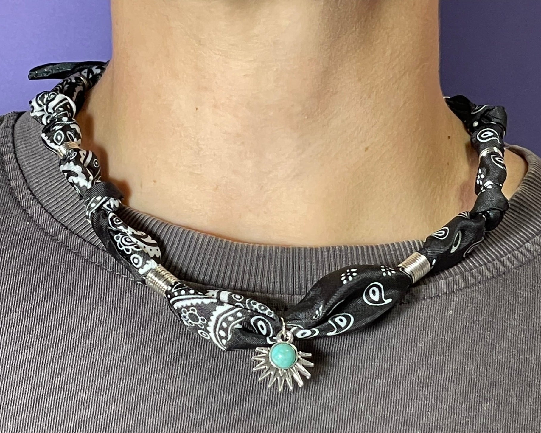 Collar artesanal con dije dorado y pañuelo trenzado, diseño bohemio hecho a mano por Hilma.