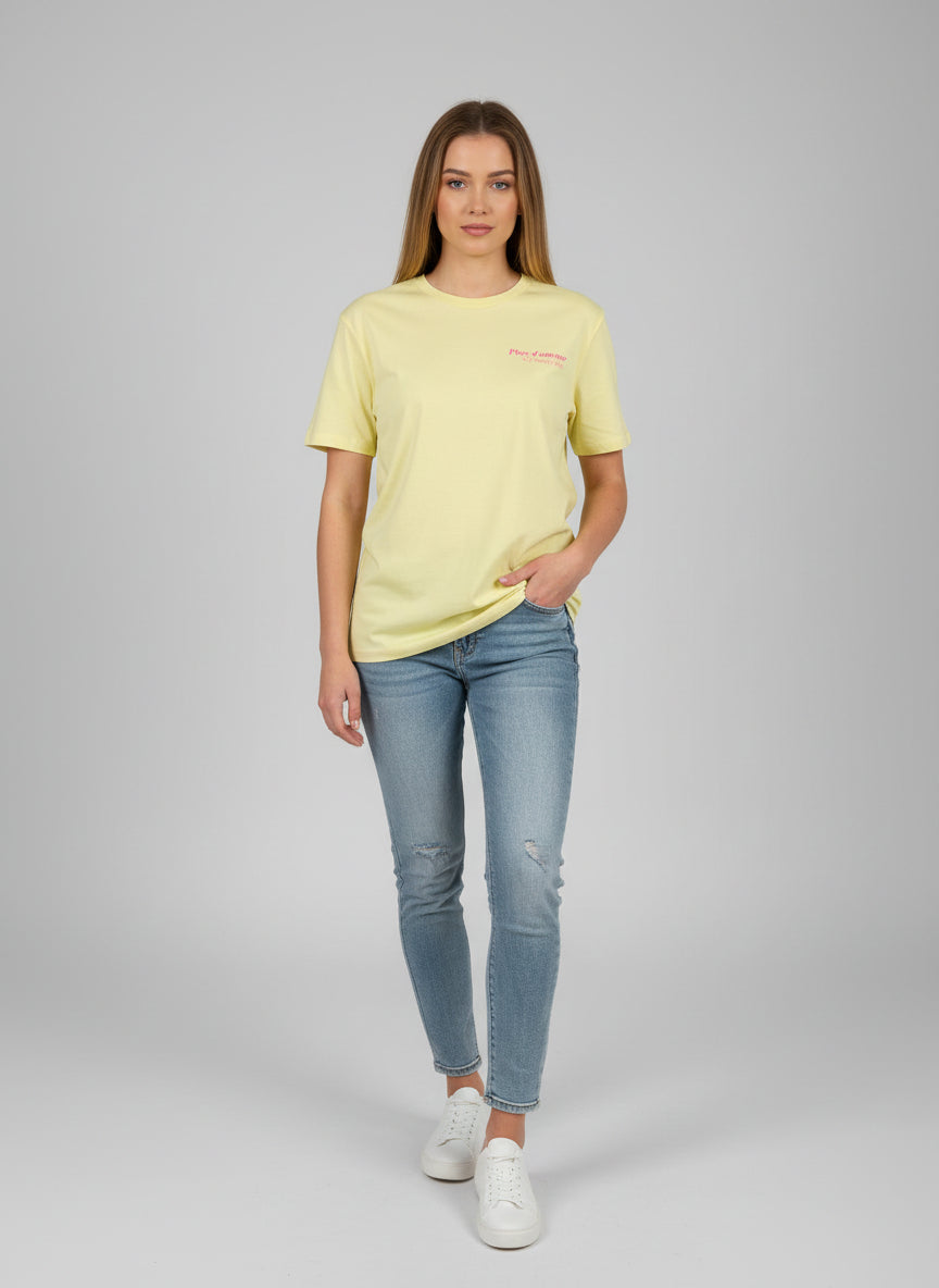 Camiseta unisex amarilla  "Plus d'amour s'il vous plait" -Hilma Studio-