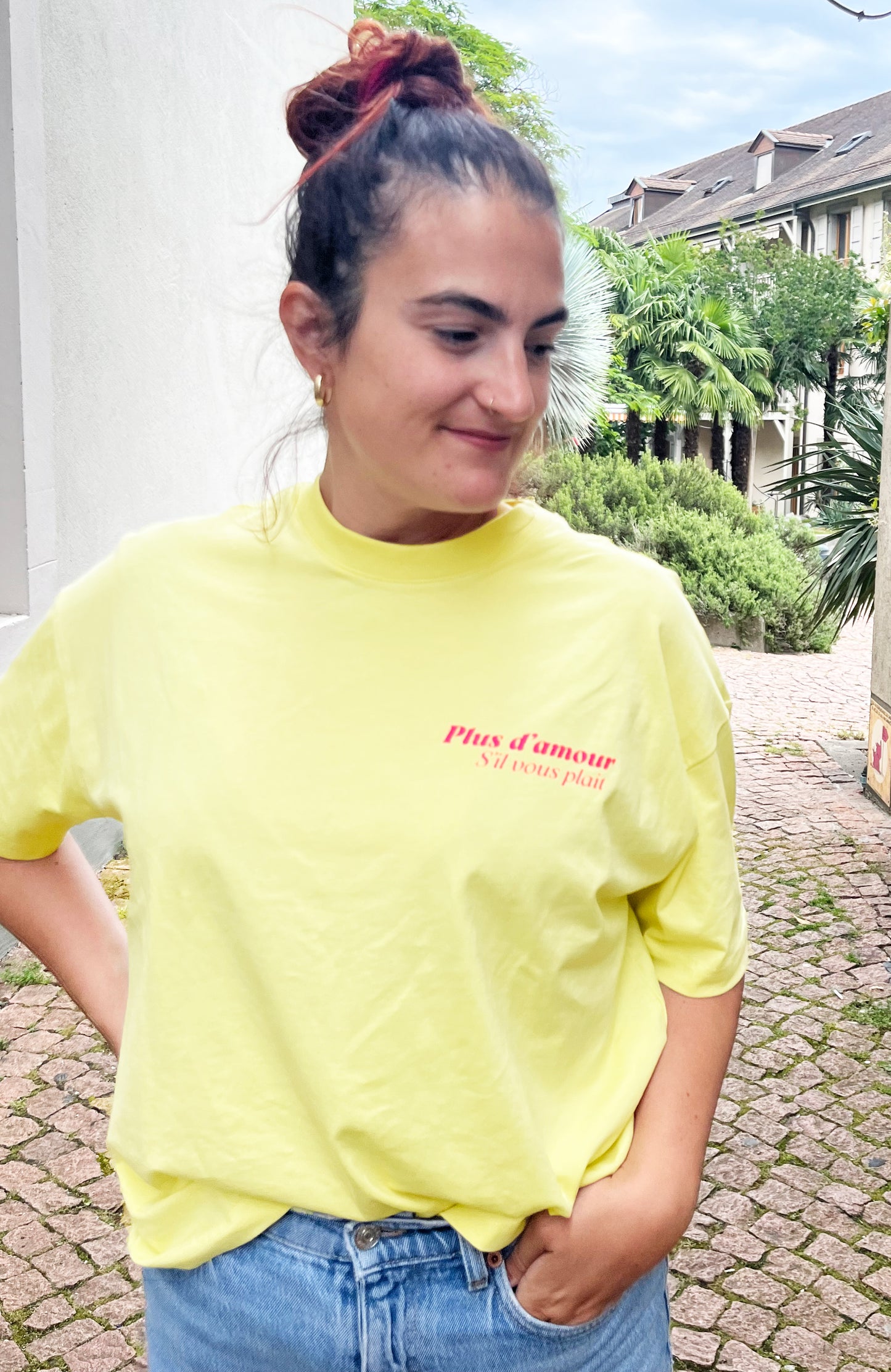 Camiseta unisex de algodón corte boxy color amarilla con mensaje positivo – Hilma studio