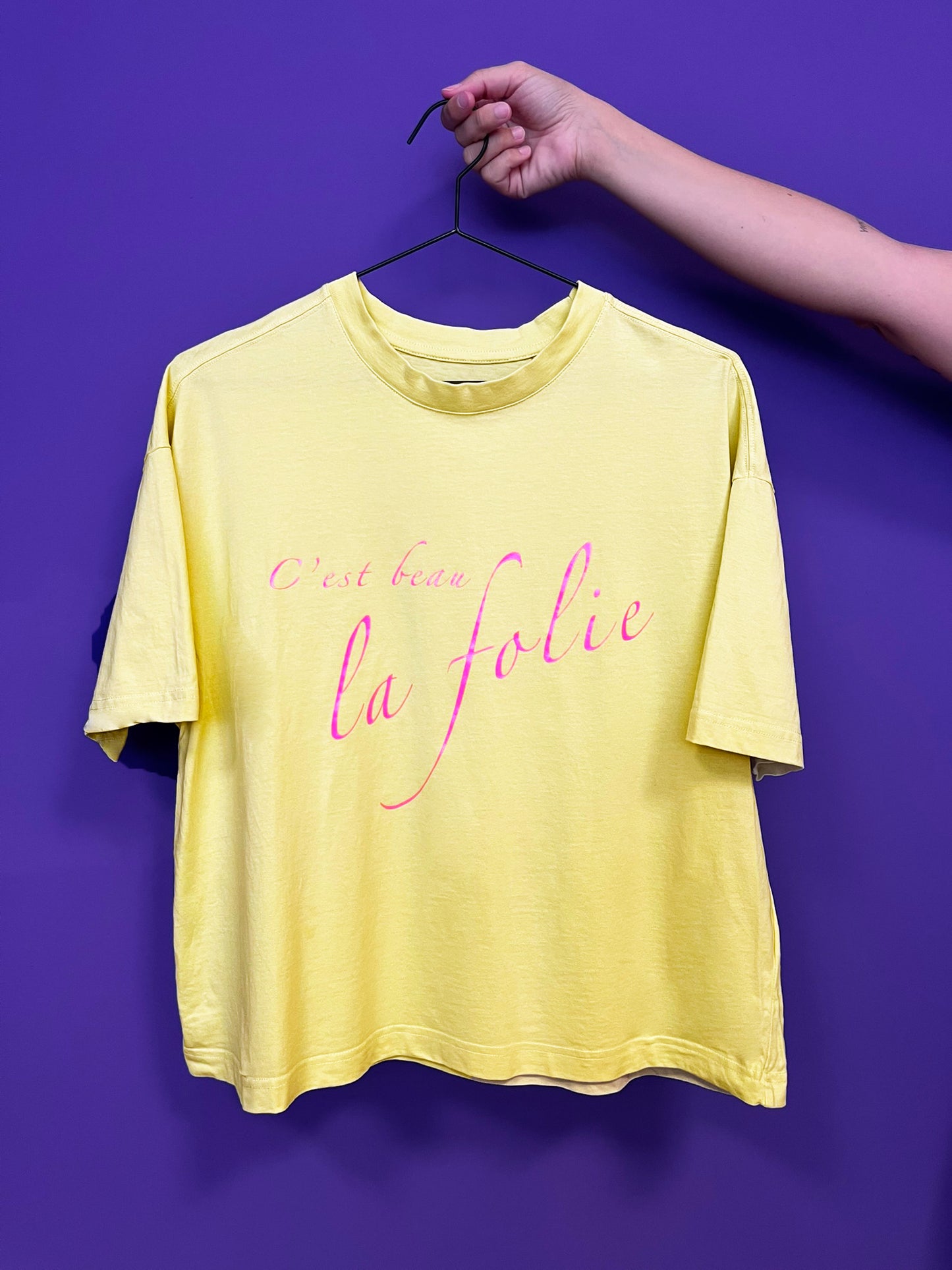 Camiseta unisex de algodón corte boxy color amarillo con mensaje positivo – Hilma studio