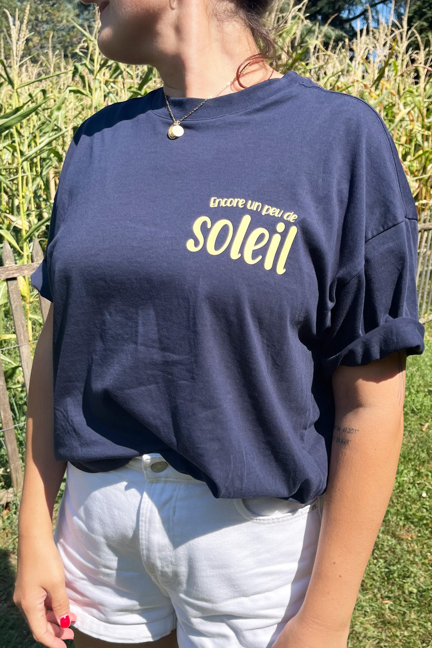 Camiseta unisex de algodón corte boxy color azul con mensaje positivo – Hilma studio