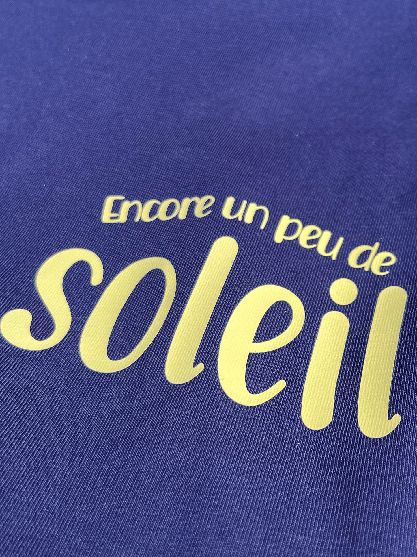 Camiseta unisex de algodón corte boxy color azul con mensaje positivo – Hilma studio