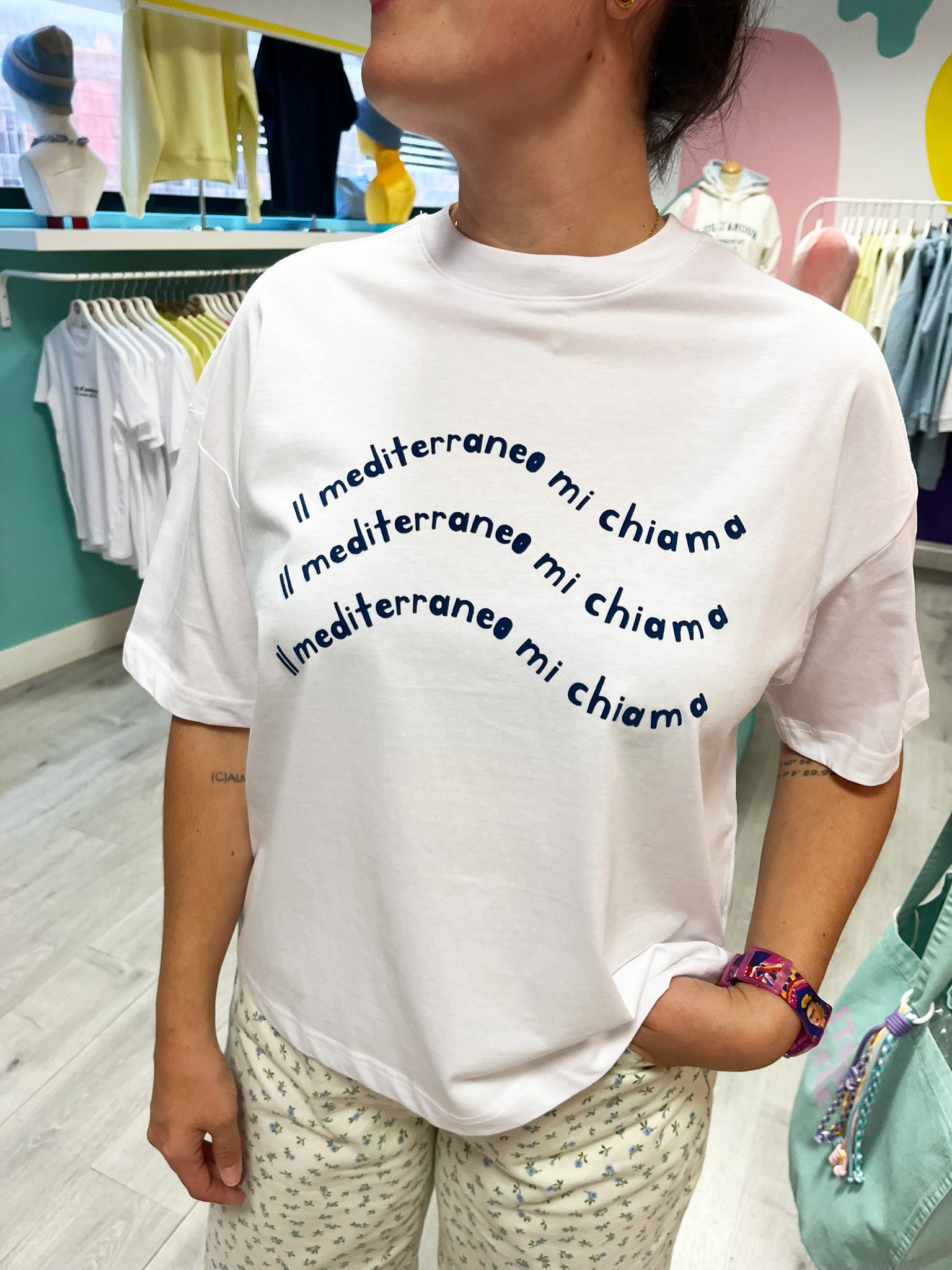 Camiseta unisex de algodón corte boxy color amarillo con mensaje positivo – Hilma studio