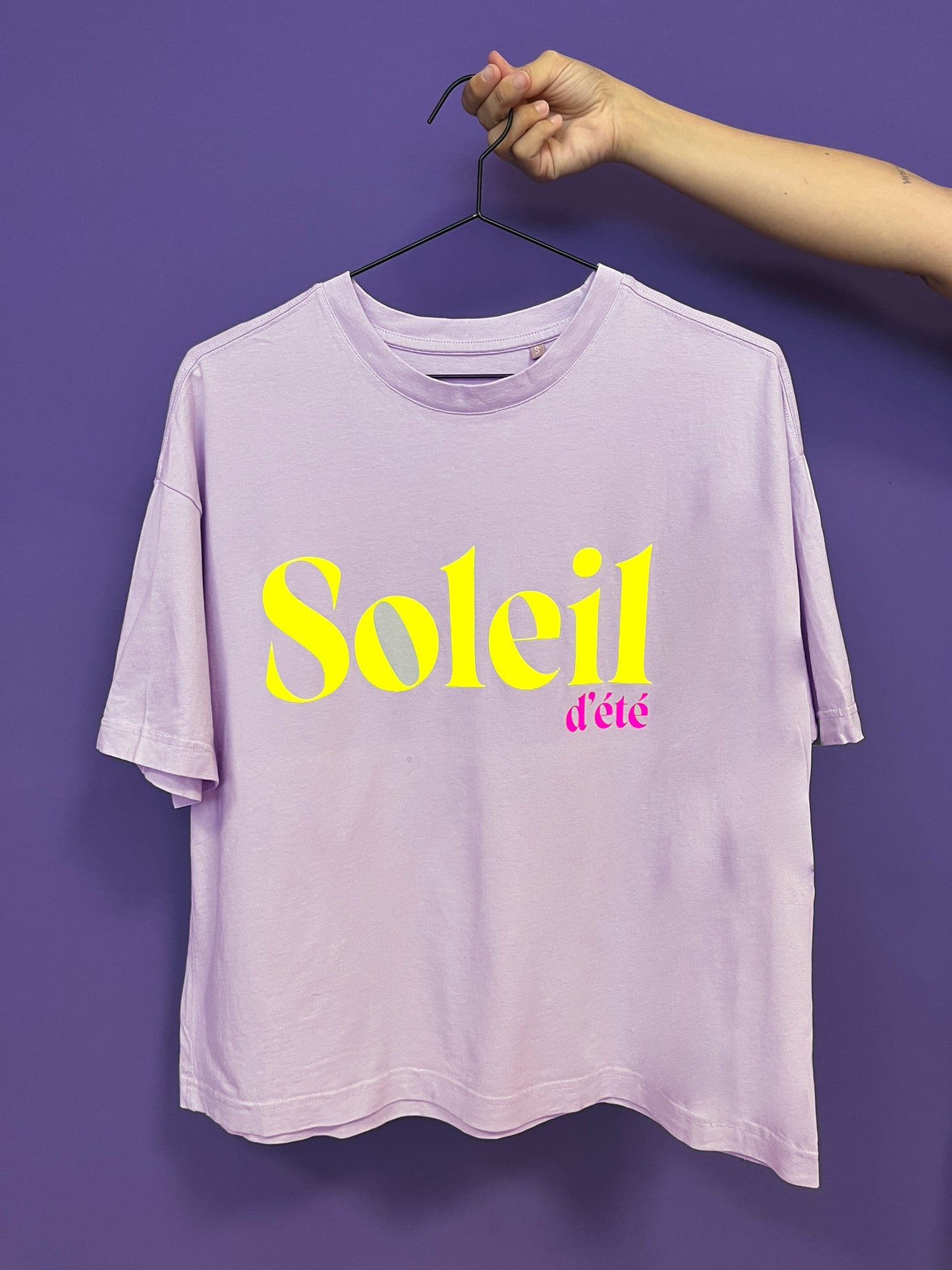 Camiseta unisex de algodón corte boxy color lila con mensaje positivo – Hilma studio