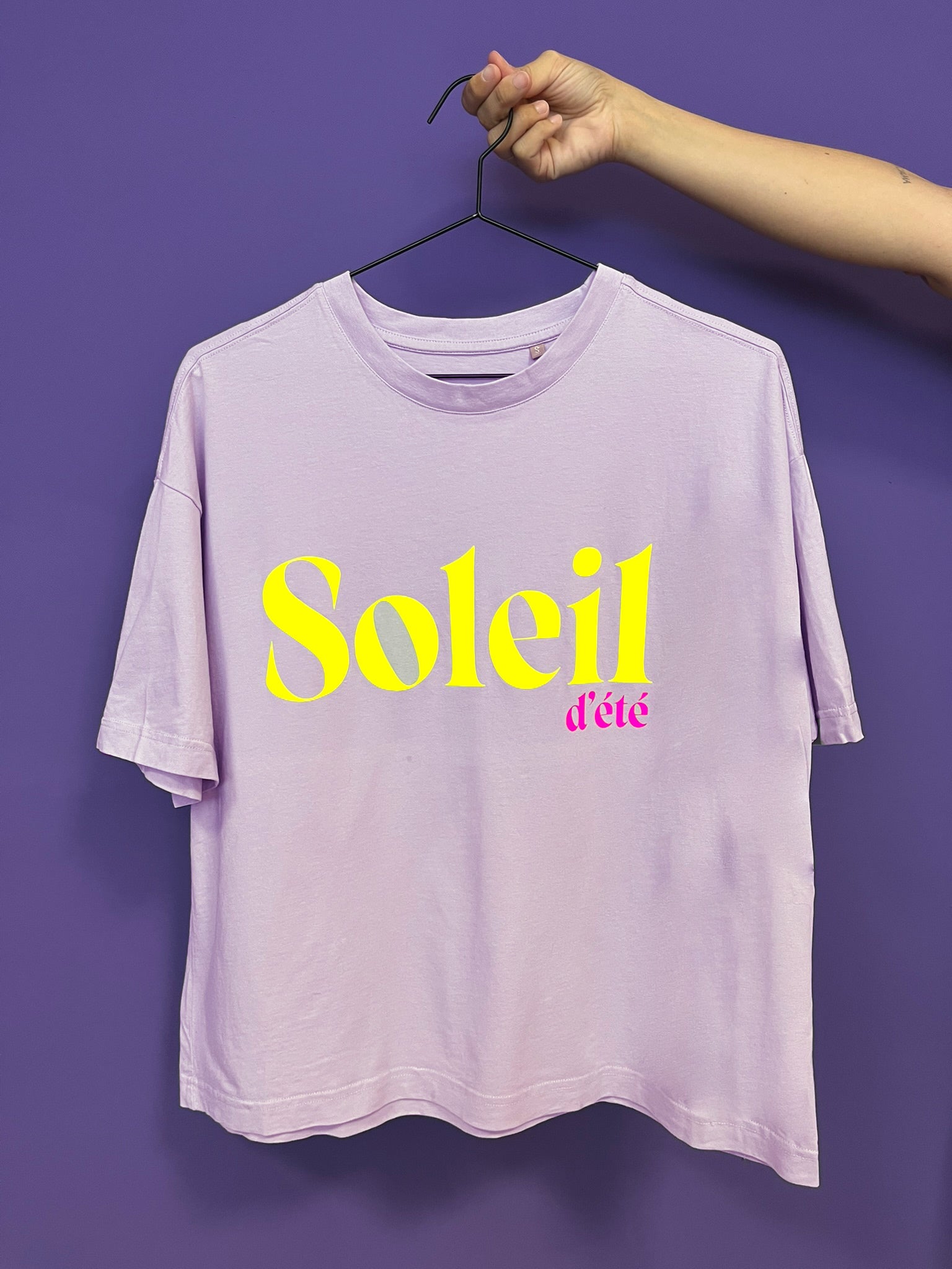 Camiseta unisex de algodón corte boxy color lila con mensaje positivo – Hilma studio