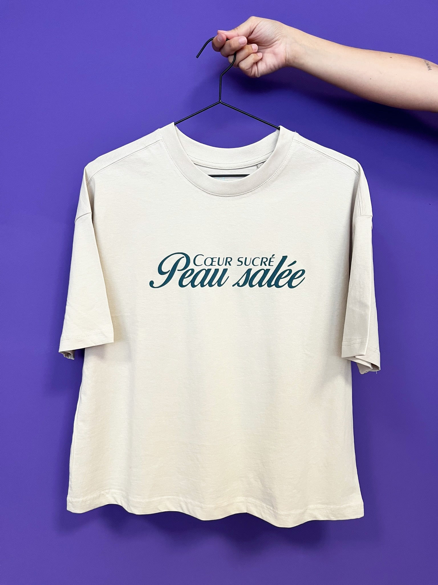 Camiseta unisex de algodón corte boxy color sand con mensaje positivo – Hilma studio