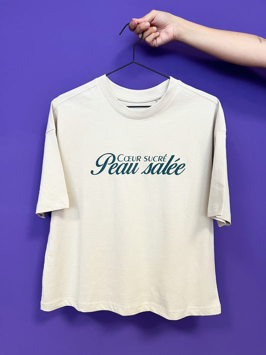 Camiseta unisex de algodón corte boxy color sand con mensaje positivo – Hilma studio