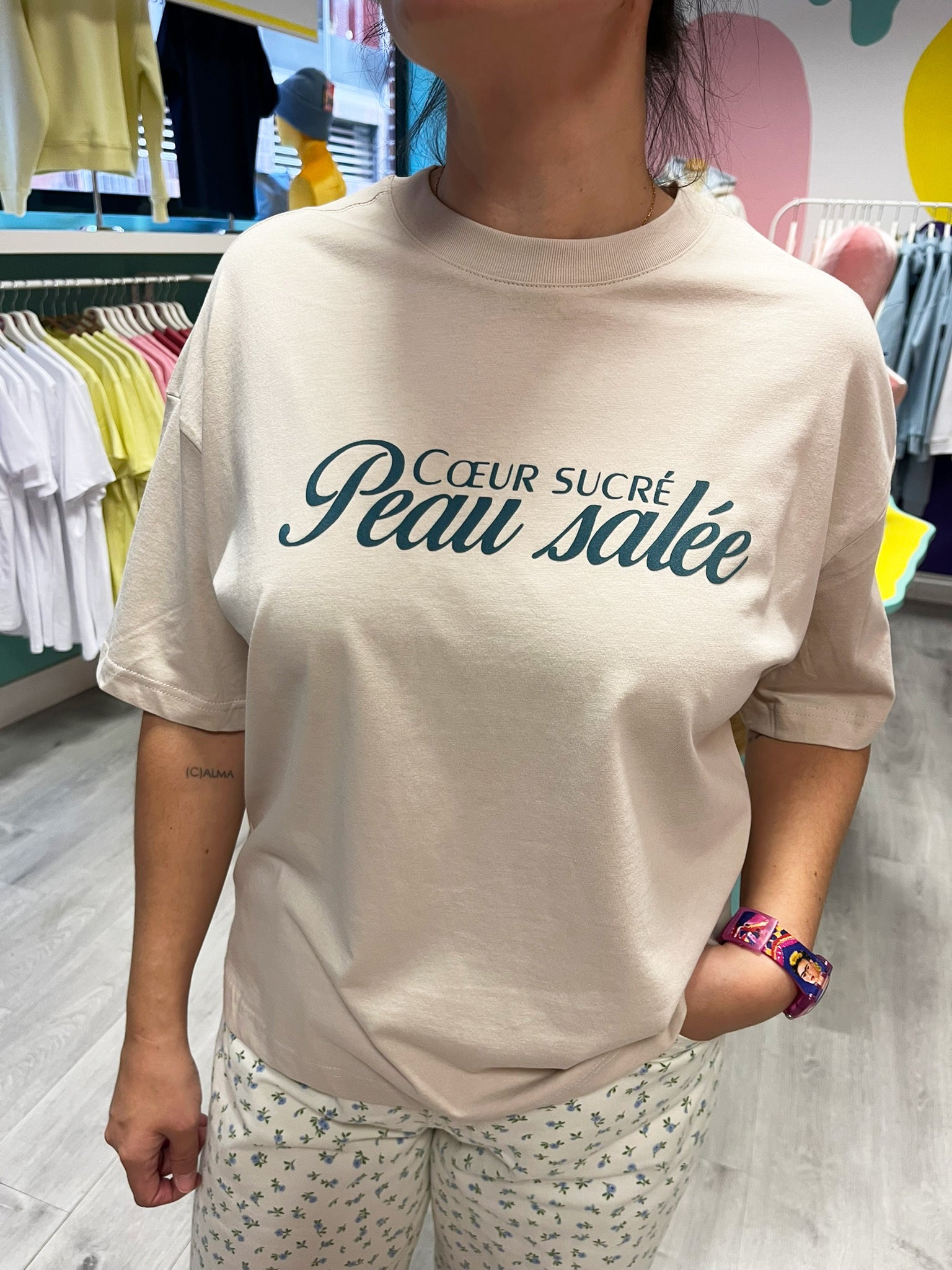 Camiseta unisex de algodón corte boxy color sand con mensaje positivo – Hilma studio