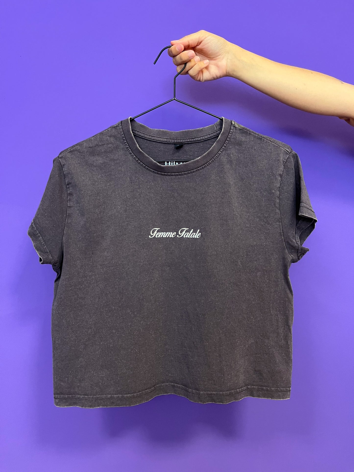 Camiseta unisex de algodón corta crop top color negra con mensaje positivo – Hilma studio